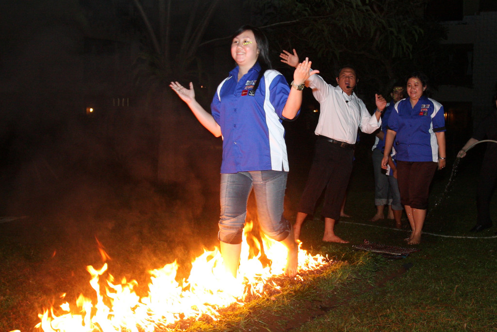 Training Motivasi FireWalk